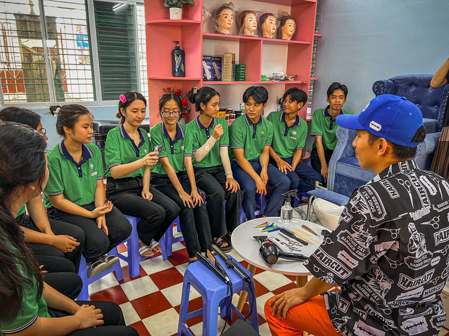 Dạy nghề cắt tóc cho các em ở trung tâm giáo dục trẻ khiếm thính - Thuận An Bình Dương