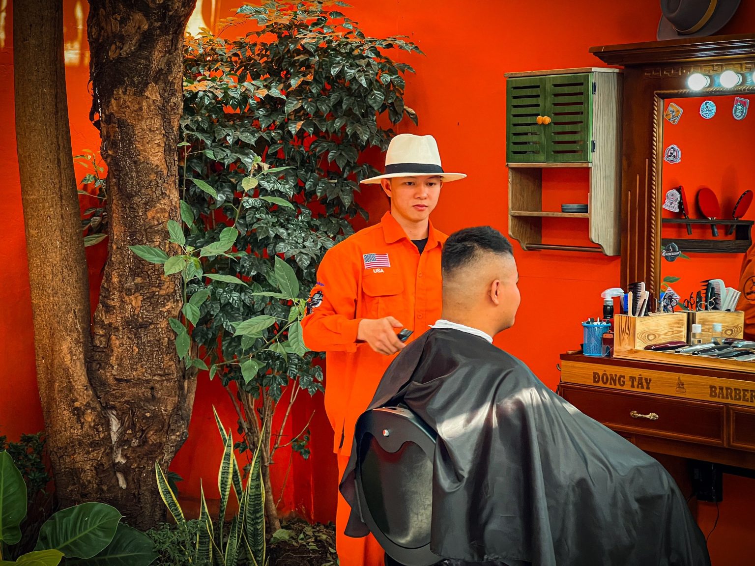 Khám Phá Thế Giới Mới Cùng Với Tiệm Cắt Tóc Nam "Đông Tây Barbershop"